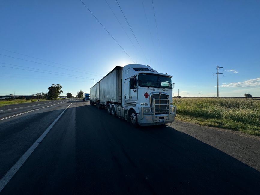 Ciężarówka przewożąca materiały niebezpieczne na autostradzie