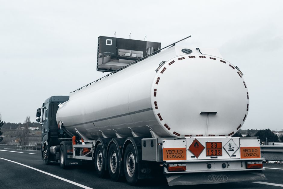 Nowoczesny zestaw transportowy w trasie realizujący przewozy FTL dla klienta biznesowego