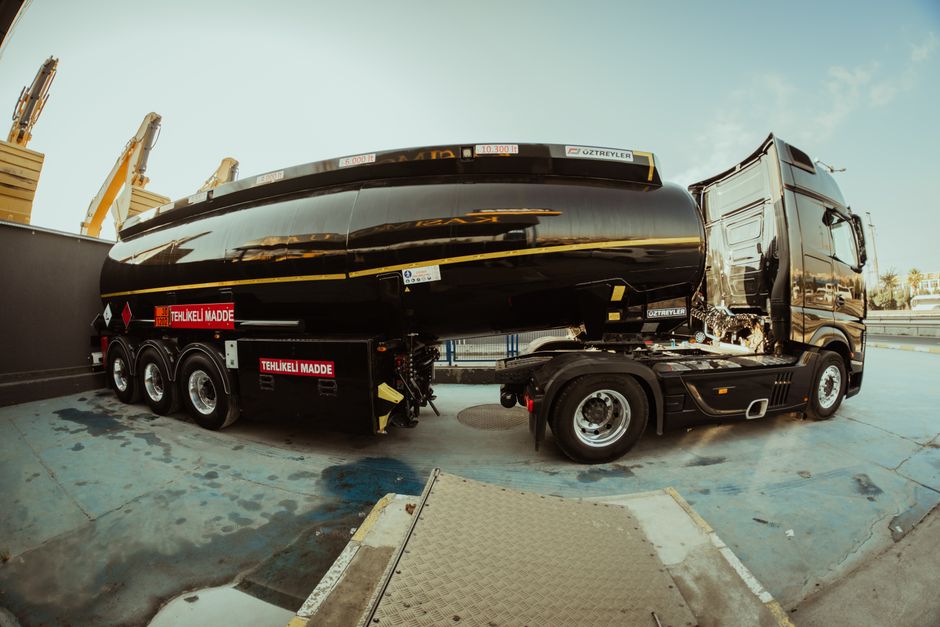 Profesjonalny transport materiałów niebezpiecznych pod opieką ekspertów LogisticsPro