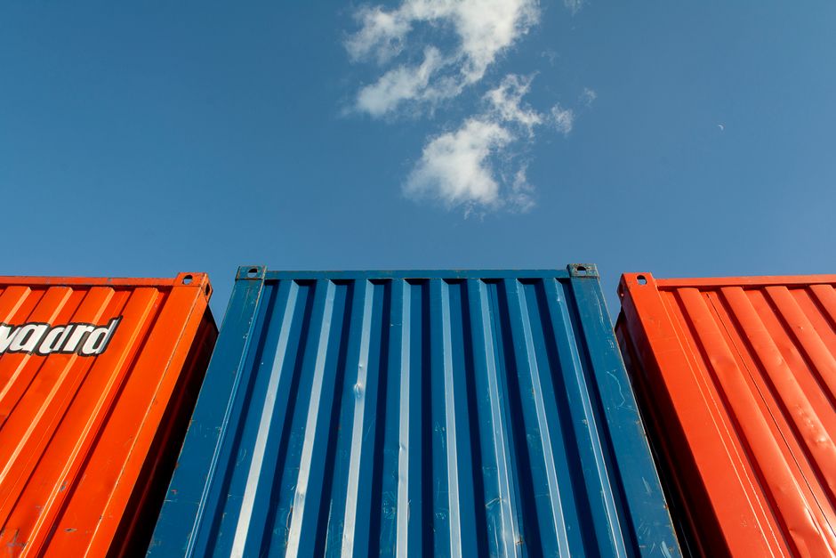 kontenerowiec przewożący kontenery morskie na oceanie