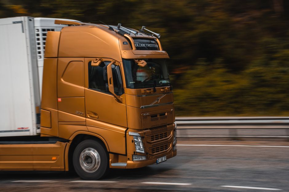 Nowoczesny agregat chłodniczy zamontowany w naczepie transportowej podczas załadunku towarów wrażliwych termicznie