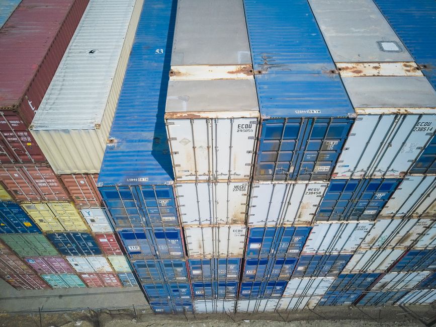 załadunek towaru w kontenerze zbiorczym w transporcie morskim